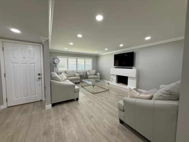Building Photo - First Time rental in desirable Simi Valley...