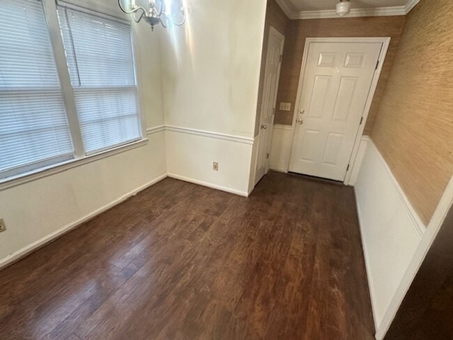 Building Photo - 17/18