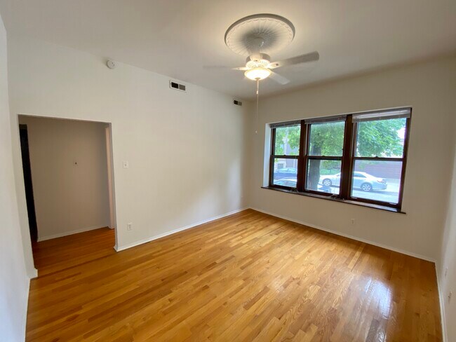 Foto del edificio - 1210 W Nelson St