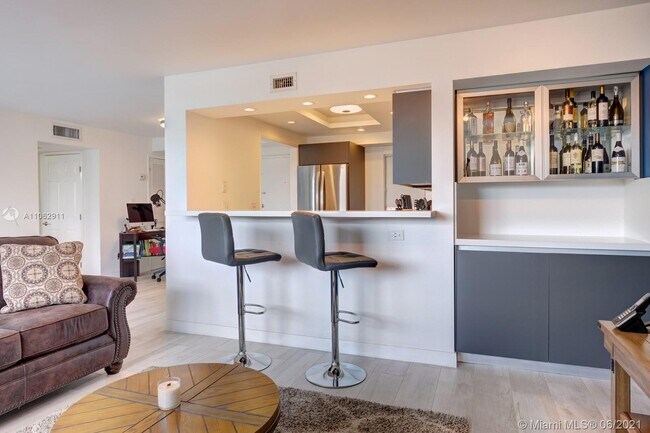 Building Photo - 720 Collins Ave