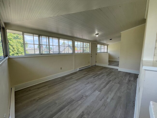 Building Photo - 2 Bedroom/ 1 Bath Unit- Available August 1...