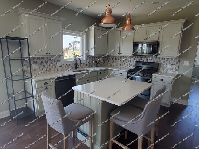 Foto del edificio - Gorgeous Custom Built Dyer 4 Bedroom