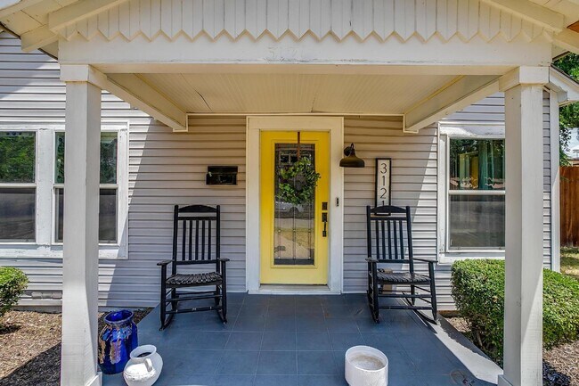 Building Photo - "Charming 3-Bedroom Home with Granite Coun...