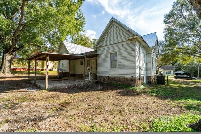 Building Photo - Talladega Beauty! Renovated 4BR/2BA with Huge Covered Porch