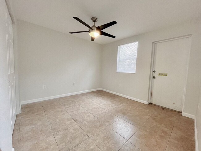 Building Photo - PRICE REDUCED! 3/2 House AVAILABLE NOW!