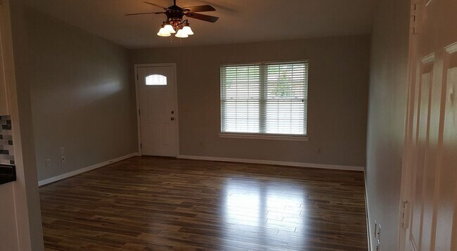 Building Photo - 811 Waterfield Dr