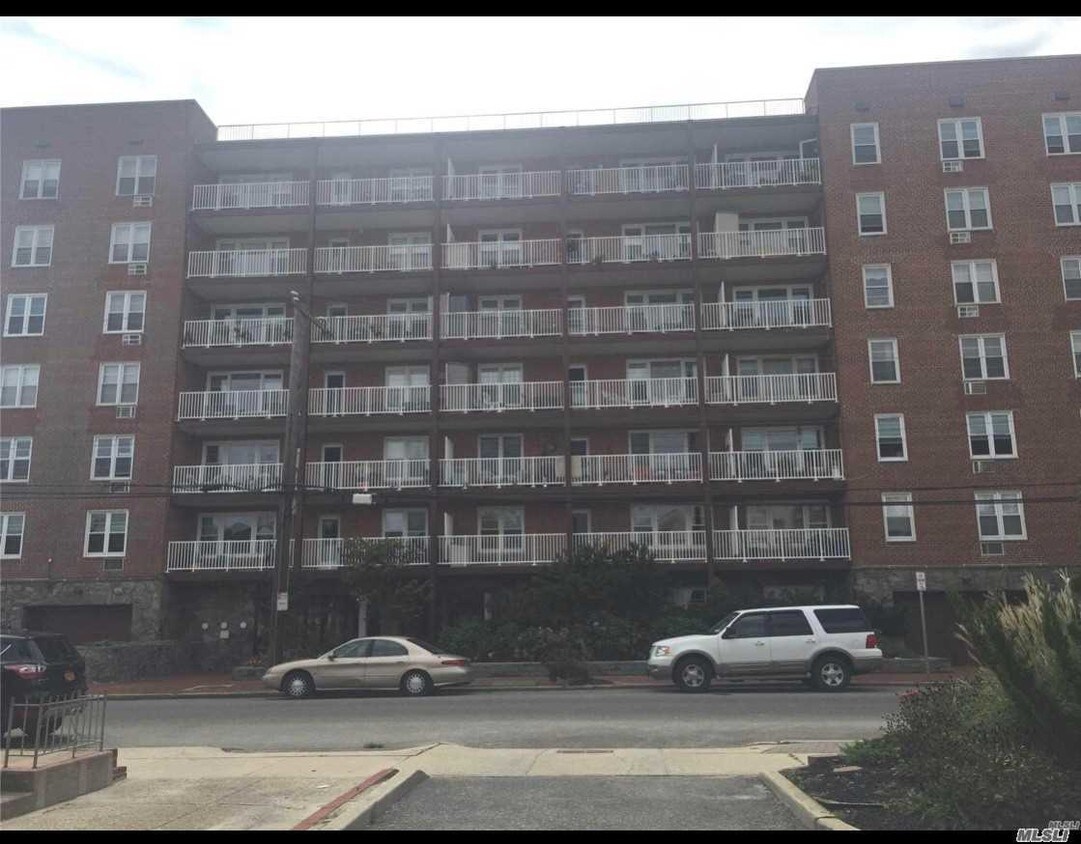 Primary Photo - 666 Shore Rd
