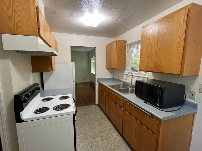Building Photo - 2 Bedroom/ 1 Bath Unit in Mapleton, OR- Av...