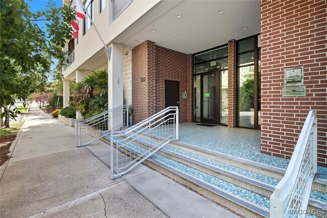 Building Photo - 302 SE Broadway St