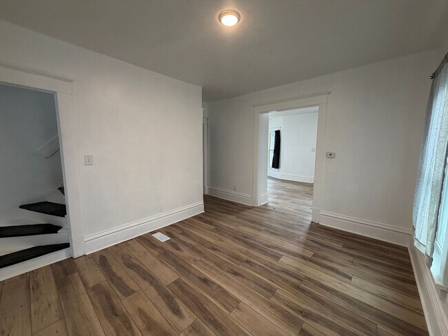 Building Photo - Spacious 4 Bedroom home