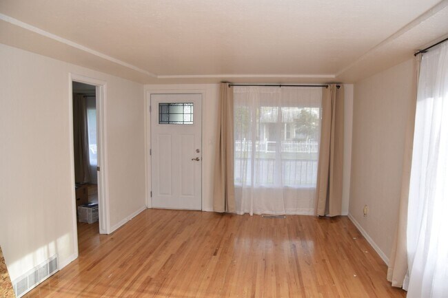 Foto del edificio - 4 Bedroom 1 Bath South Tacoma 2 Story Home