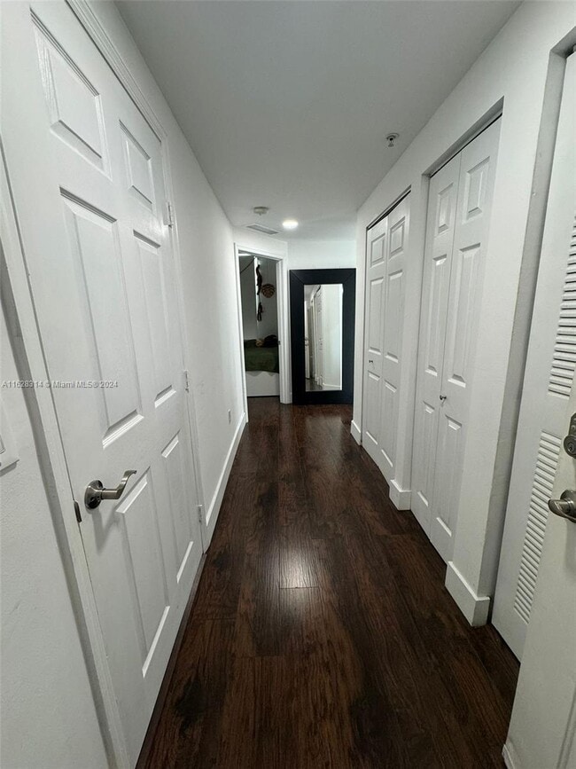 Building Photo - 215 SW 42nd Ave