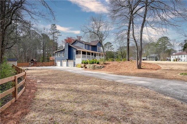 Building Photo - 3000 Maple Ln
