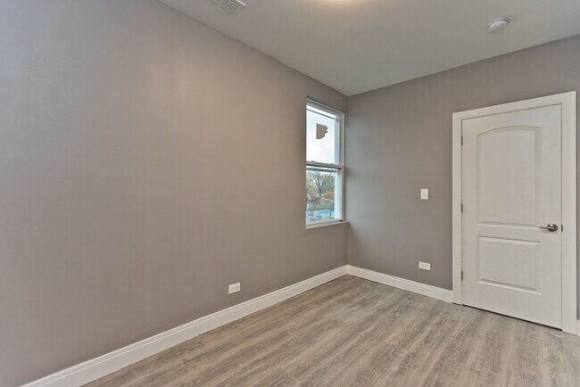Building Photo - Beautiful 3B 2B in Humboldt Park right nex...