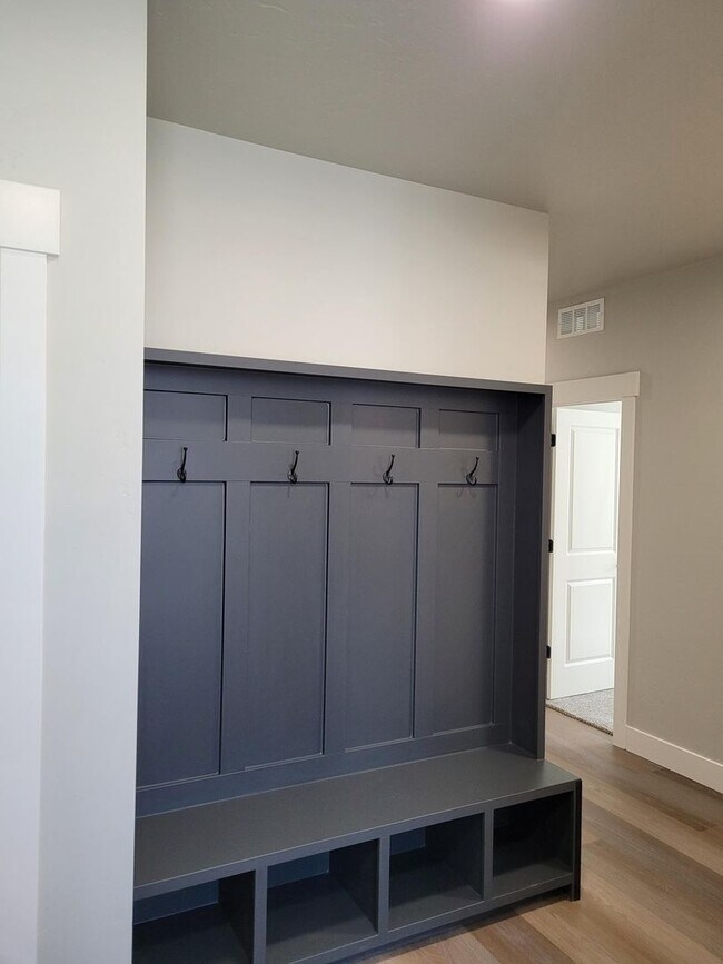 Building Photo - Beautiful Like New Home In Meridian!