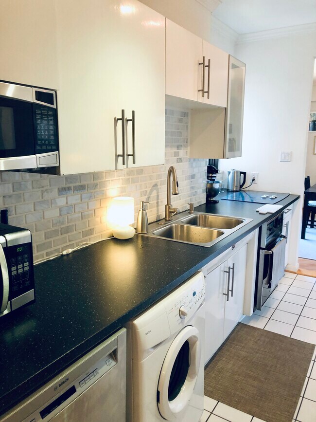 Kitchen - 1400 Hermann Dr