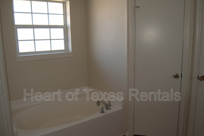 Building Photo - 110 Wolf Ln
