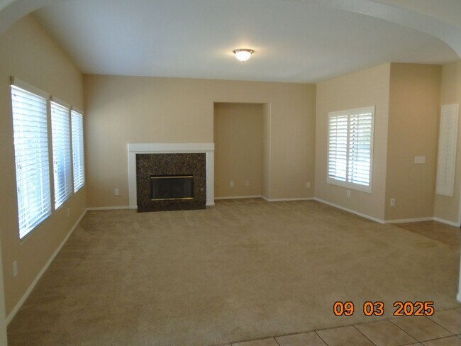 Foto del edificio - Immaculate 2 Story Within Walking Distance...