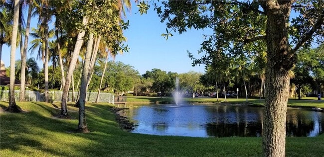 Foto del edificio - 821 Lyons Rd