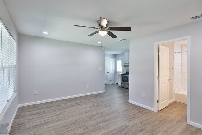 Foto del edificio - 3 bed, 2 bath, updated with all appliances provided!