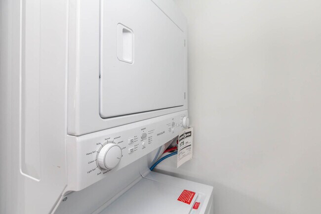 Foto del edificio - 6801 N Ridge Blvd