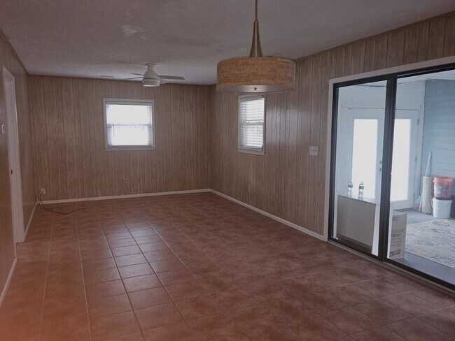 Building Photo - Two blocks from the beach!