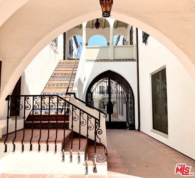 Foto del edificio - 1330 N Harper Ave