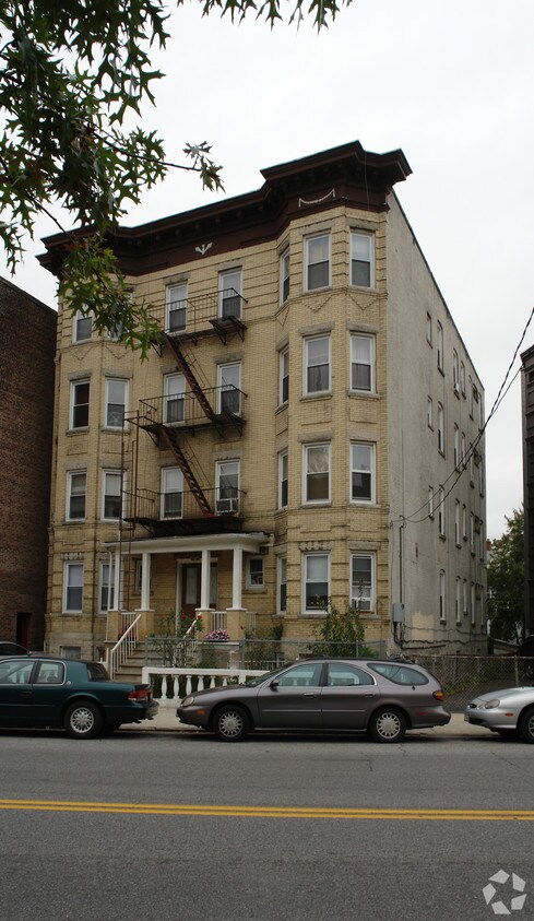 103-105 McLean Ave, Yonkers, NY 10705. Call Juliana Marini 305 305 9493 - 103-105 Mclean Ave