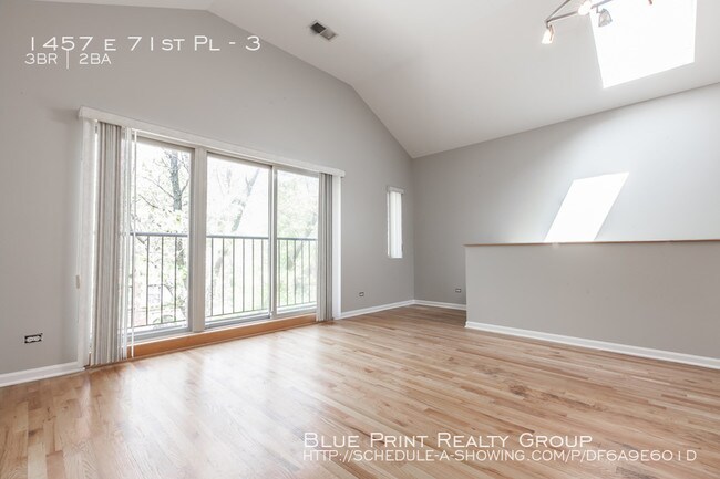 Foto del edificio - 3 bedroom 2 bath Condo with Vaulted Ceilings.
