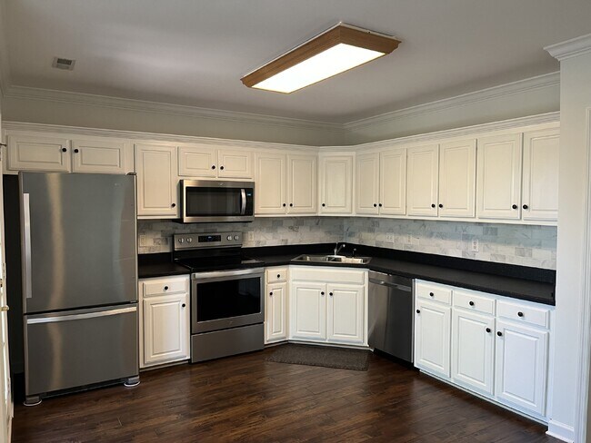 Building Photo - 1622 Brentwood Pointe