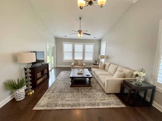 Foto del edificio - End Unit Townhouse in Cypress Ridge!