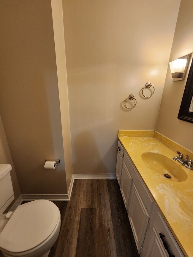 Building Photo - Village Green Townhome