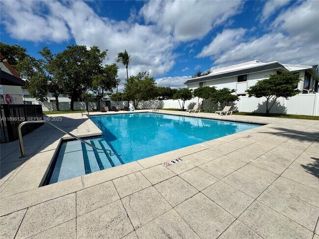 Foto del edificio - 6175 NW 186th St