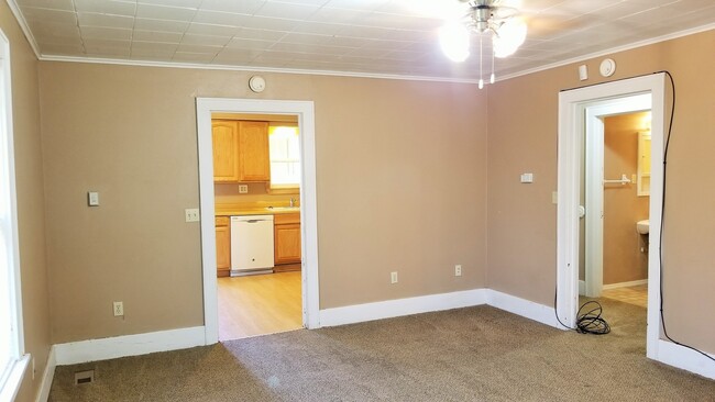 Building Photo - Cute Bungalow with a screened in front porch