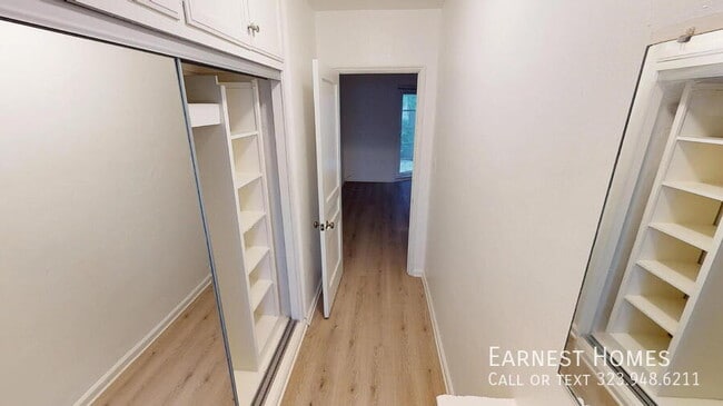 Building Photo - 127 N Doheny Dr