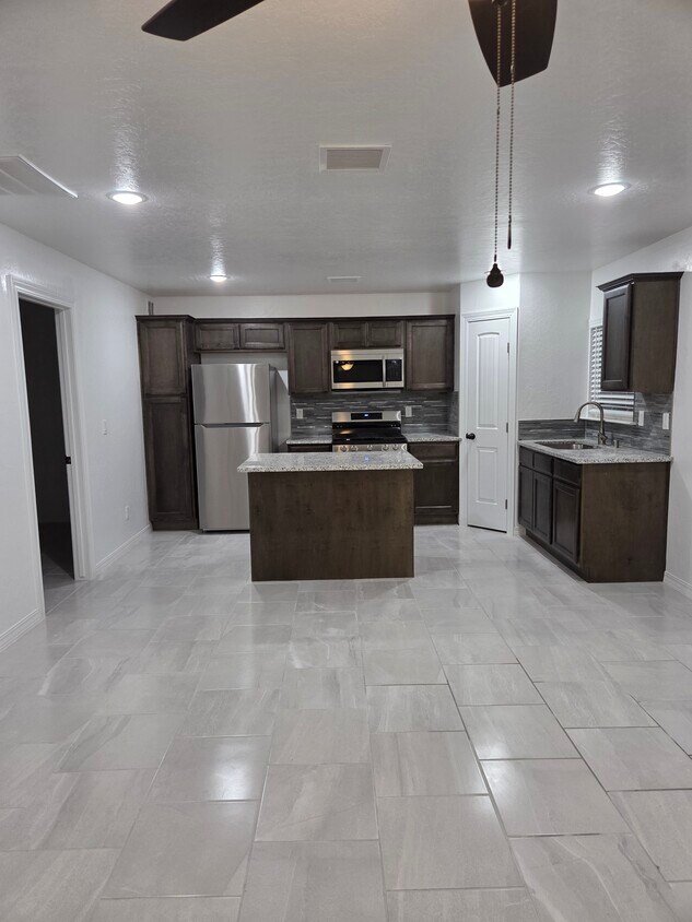 Kitchen - 13101 Lopez Rd