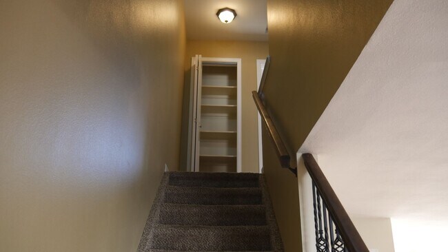 Building Photo - 3 Bedroom 2.5 Bath Townhome with Great Mou...