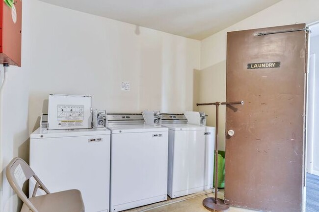 Foto del edificio - Remodeled 1 Bedroom Apartment!!! Walk to t...