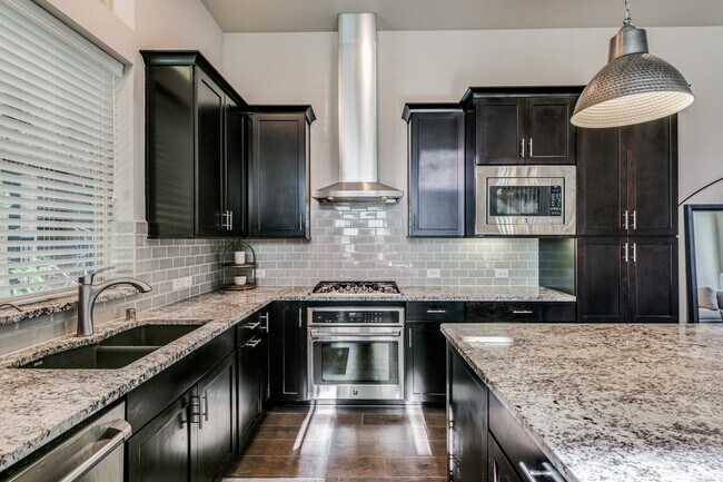 Foto del edificio - 731 Lacey Oaks Pl