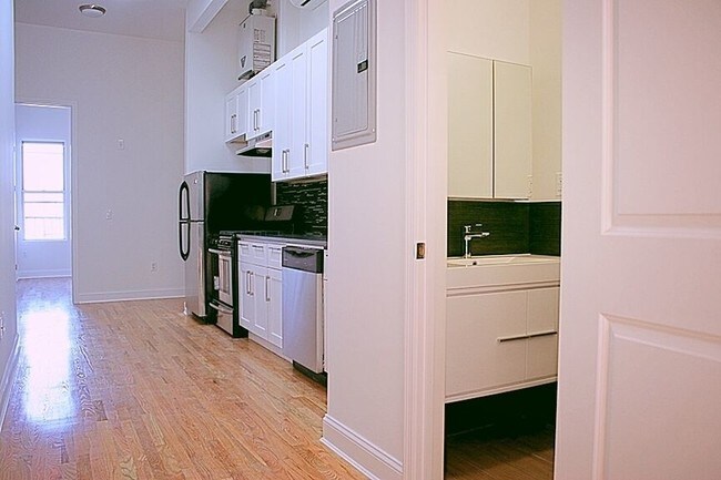 Building Photo - 935 Metropolitan Ave