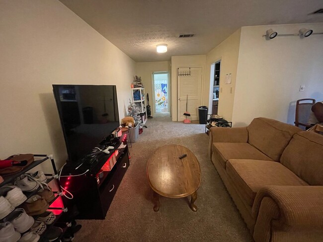 Building Photo - Campus View Apt-Walking Distance to UGA!