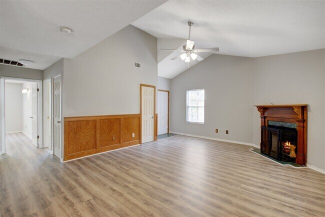 Foto del edificio - 7945 Parklane Court Apt #E, North Charlest...