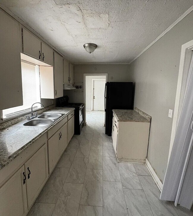 Building Photo - Charming Renovated 6-Bedroom Single-Family Home in Montgomery, AL