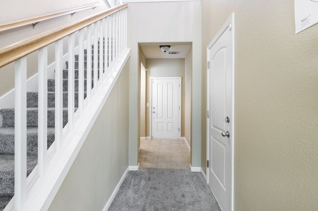 Building Photo - 3 BED 2.5 BATH TOWNHOME IN THE VILLAGES OF SHASTA VIEW GARDENS