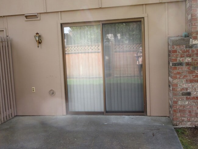 Building Photo - Steilacoom Gardens, 2 bedroom, 1 bath Townhome Style Condo.