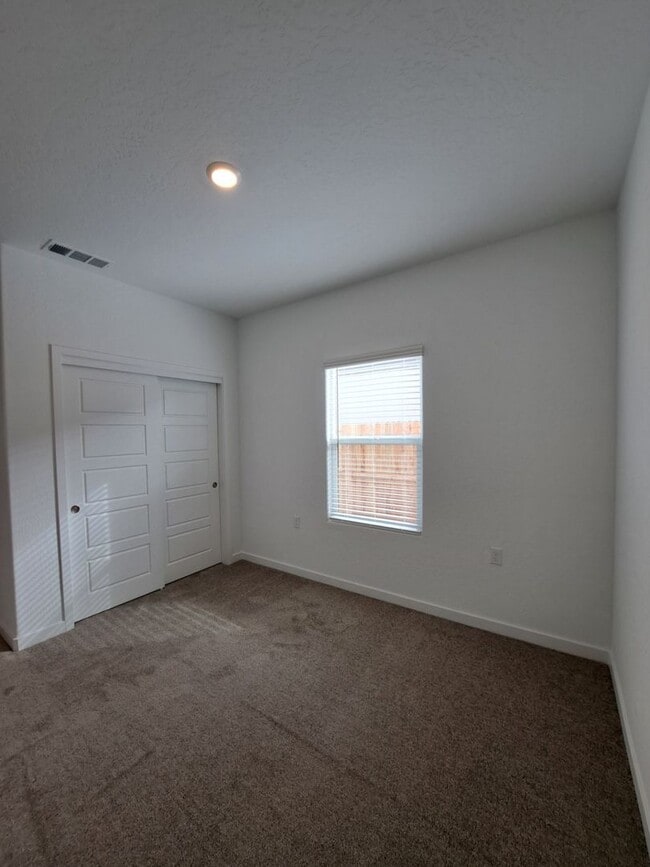 Foto del edificio - Stunning 3-Bedroom Single-Level Home in Fresno with Solar!