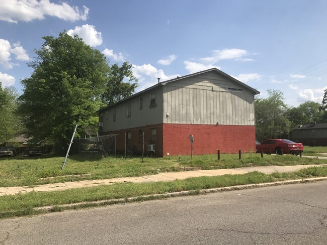parte trasera exterior de 2621 Ave. E - 2621 Avenue E