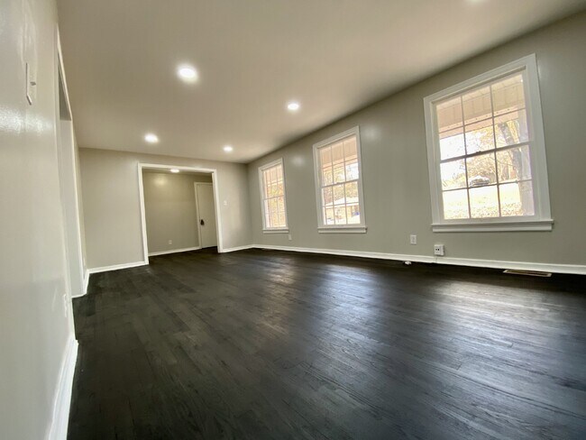 Foto del edificio - "Charming 3-Bedroom Rental with Hardwood Floors in Florence, AL - A Must-See!"