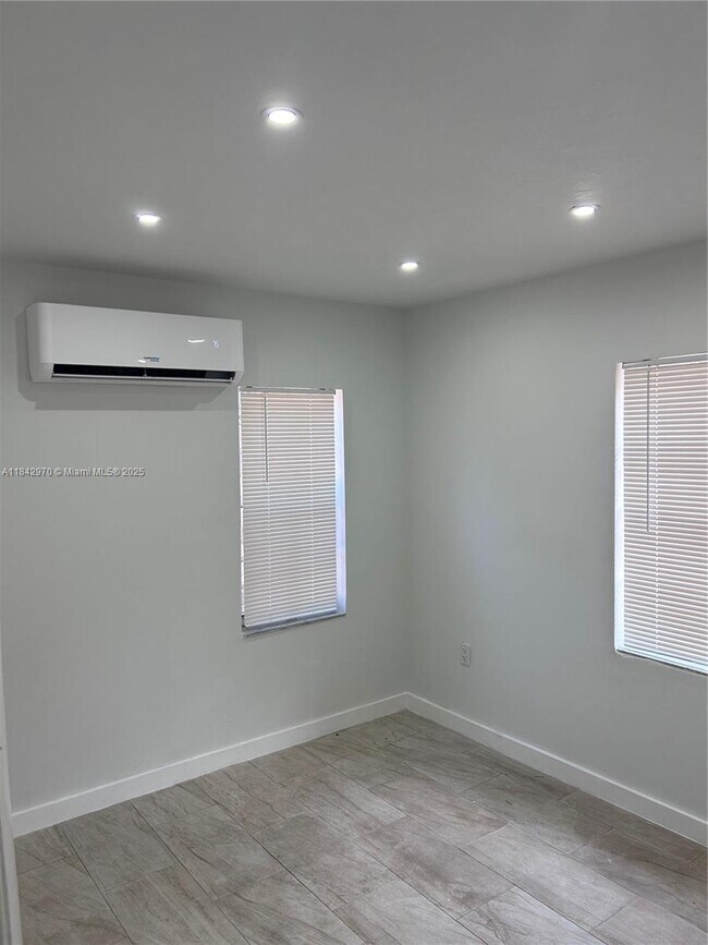 Foto del edificio - 9301 NW 4th Ave