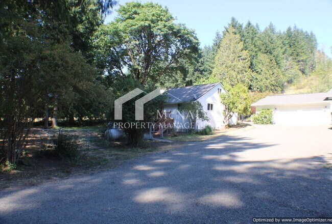 Building Photo - Newly Remodeled 3 bedroom home with Oversi...